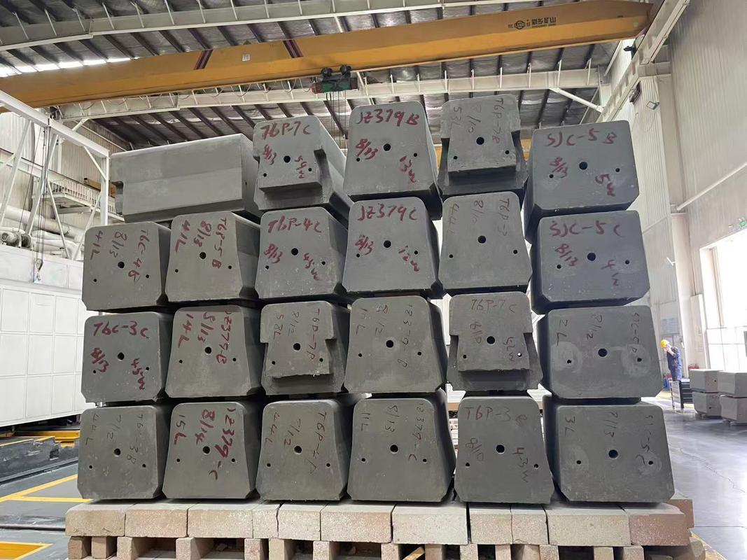 Coke oven glazed door brick with high-performance ceramic glaze layer for superior strength and reduced porosity
